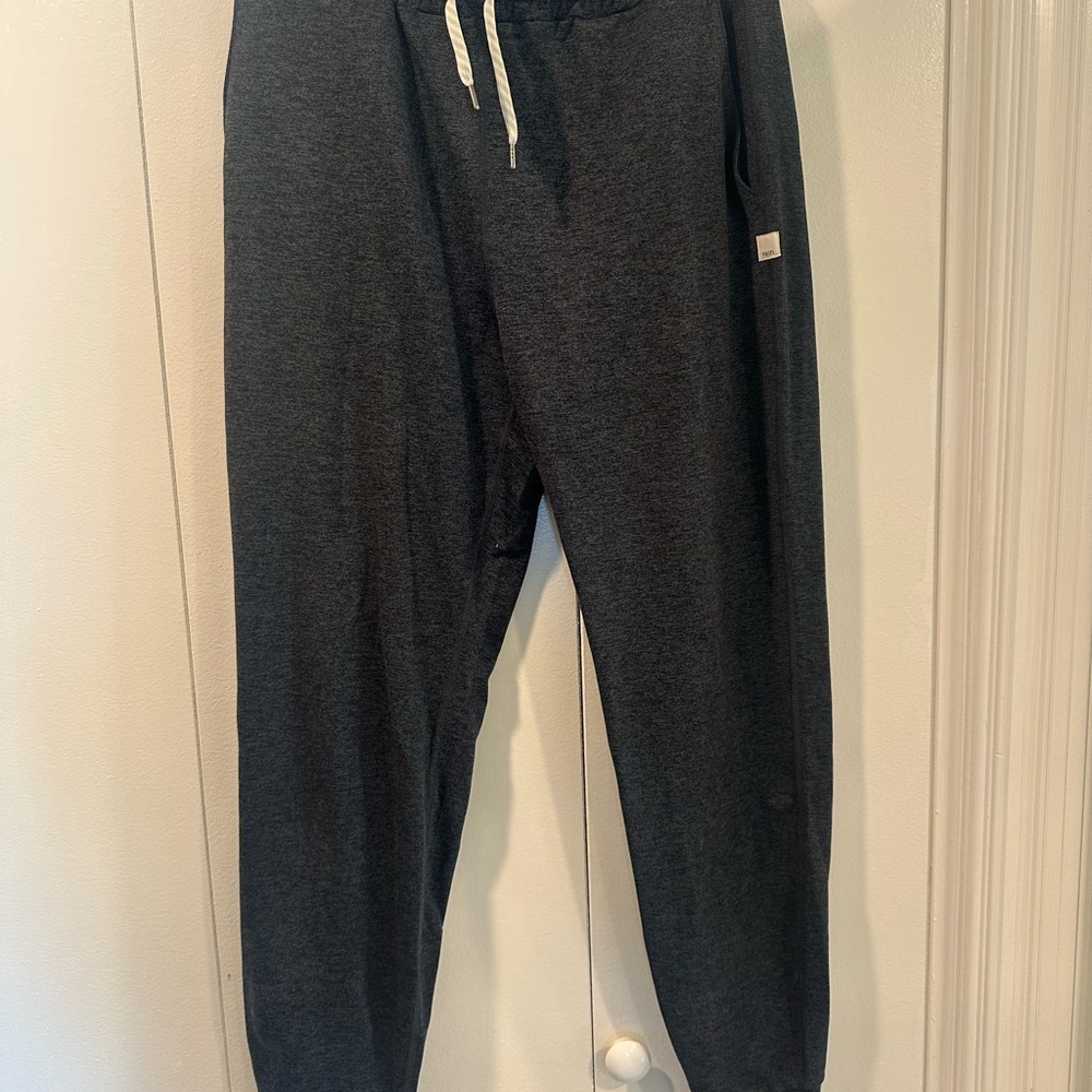 Vuori women’s joggers charcoal grey Small-long brand new